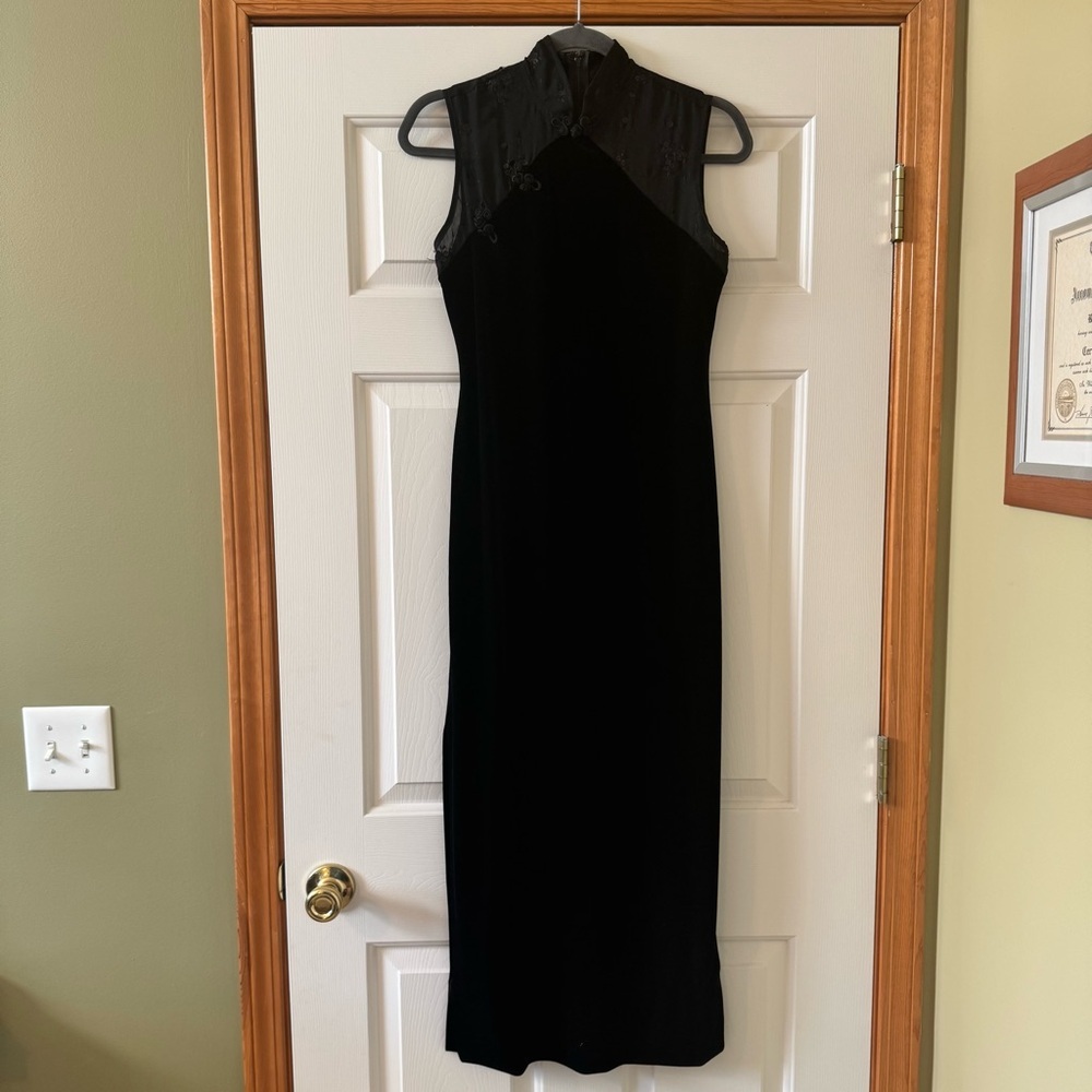 Betsy & Adam Y2K Vintage Asian Inspired Velvet High Collar Sleeveless Black Gown